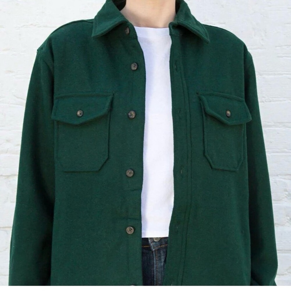 NWOT Brandy Melville forest green oversized jacket
Never worn. One size.